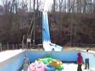 tuffo nella piscina vuota