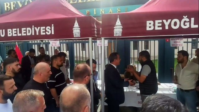 Kaymakamlığa girişi engellenen CHP'li Beyoğlu Belediyesinin yardım çadırına polis engeli!