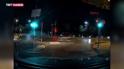 Kırmızıda geçen otomobil kazaya neden oldu: O anlar kamerada