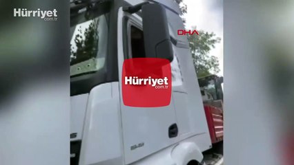 Kadıköy’de trafikte yol verme tartışması kamerada