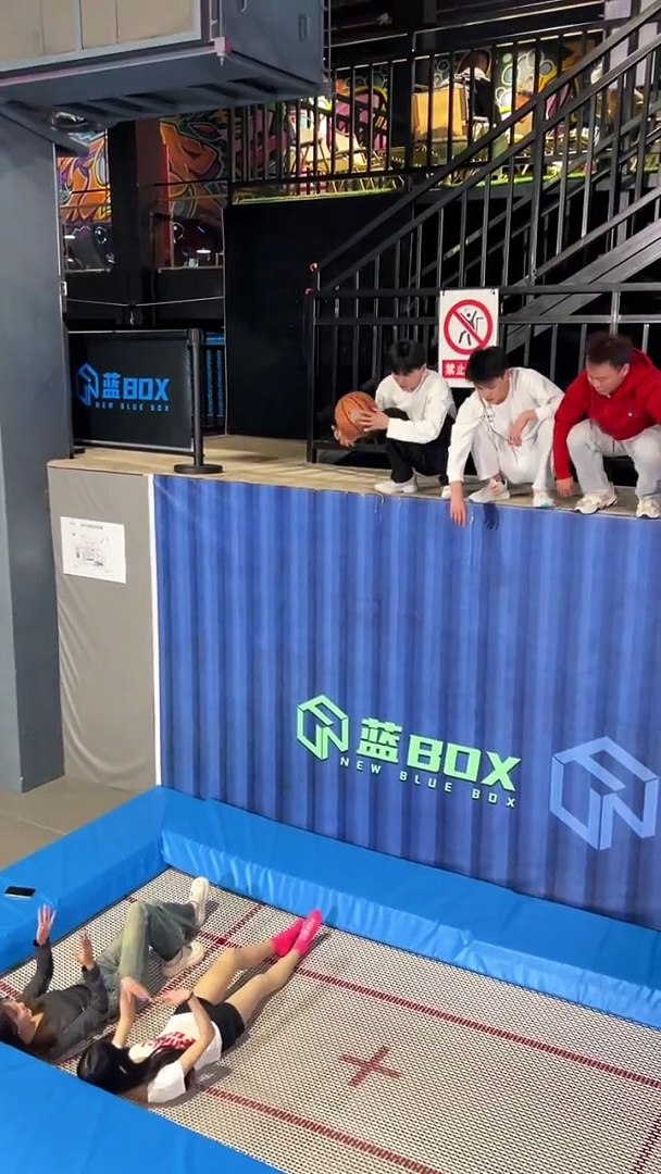 Douyin Internet celebrity trampoline trampoline professional movements please do not imitate.