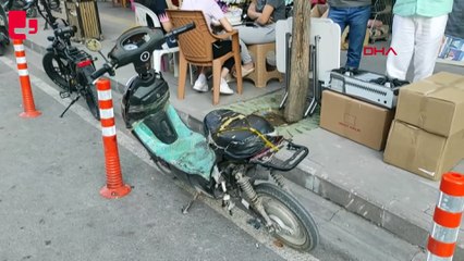 Elektrikli bisiklet, otomobile çarptı: 3 yaralı