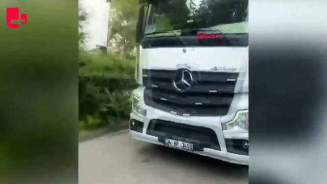Trafikte yol verme tartışması kamerada