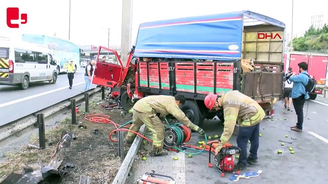 TEM Otoyolunda yön tabelasına çarpan kamyonetin motoru fırladı