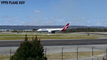 Un avion décolle la piste en accélérant (Australie)