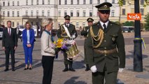 Von der Leyen rende omaggio al muro della Memoria a Kiev, un mazzo di fiori per le vittime