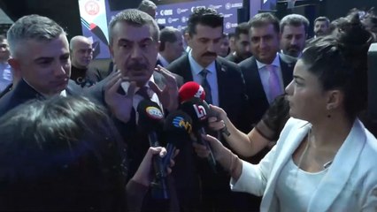 Bakan Tekin okullardaki temizlik sorunu ile ilgili sorulara yanıtlamadan basın mensuplarından uzaklaştı