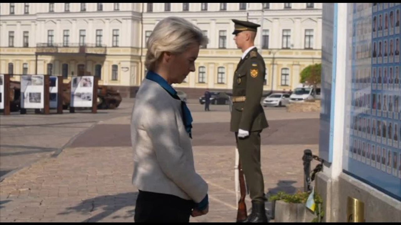 Ursula von der Leyen a Kiev depone fiori al Muro dei caduti