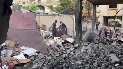 "لا نجد شيئا " فلسطينيون يبحثون عن متعلقاتهم بين الأنقاض بعد قصف على النصيرات