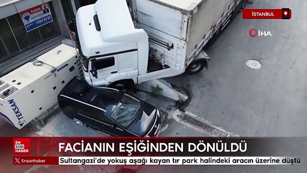 Sultangazi'de yokuş aşağı kayan tır park halindeki aracın üzerine düştü