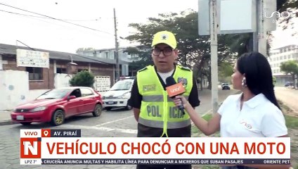 scz_um Conductores resultan heridos tras choque de un auto tipo taxi y una moto