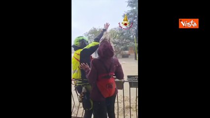 Tratta in salvo con elicottero Vigili fuoco donna bloccata su balcone per maltempo a Bagnacavallo
