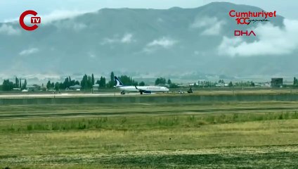 Hakkari'de yolcu uçağı pistten çıktı!