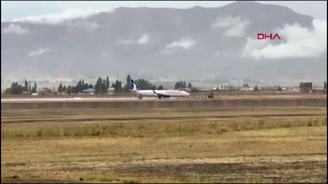 AJet uçağı Selahattin Eyyubi Havalimanı'nda pistten çıkıp çamura saplandı!