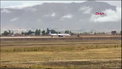 AJet uçağı Selahattin Eyyubi Havalimanı'nda pistten çıkıp çamura saplandı!
