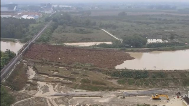 Il video della diga di tronchi sul fiume Lamone in piena durante l'esondazione a Traversara di Bagnacavallo