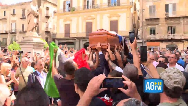 Totò Schillaci, il feretro esce dalla Cattedrale fra i cori dei tifosi: «Sempre nel cuore»
