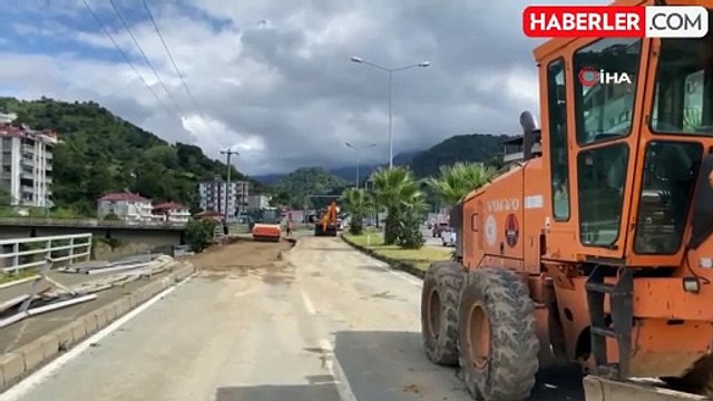 Hopa-Artvin Karayolunda Heyelan Nedeniyle Çökme, Çalışmalar Devam Ediyor