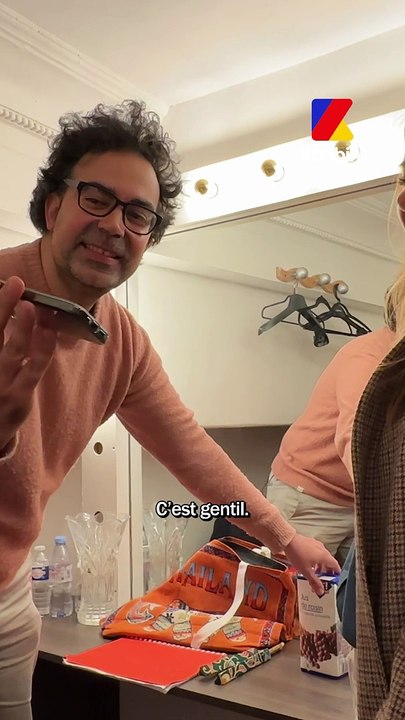 On a squatté la (mini) loge de Julien Santini, AKA l'humoriste le mieux coiffé de France 