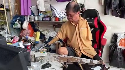 Họa sĩ vẽ tranh lên áo dài bằng cánh tay giả