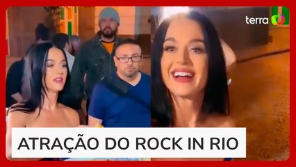 Katy Perry distribui pizza para fãs na porta do Copacabana Palace