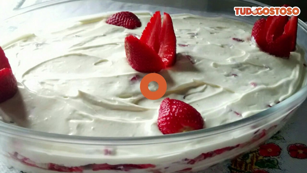 Pavê de nata com morango delicioso