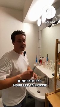 Faut-il mouiller sa brosse à dents ou pas ?