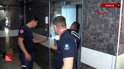 Antalya'da polisler, ihbar üzerine gittikleri binanın asansöründe mahsur kaldı