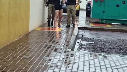 Sextou! Mulher agride funcionária de posto para roubar cerveja mas acaba detida pela Polícia Militar