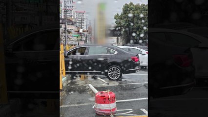주차하다 울타리로 돌진...추락 직전에 멈춰 / YTN