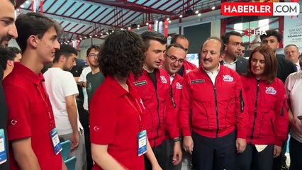Selçuk Bayraktar Mersin'de Gençlerden Yoğun İlgi Gördü