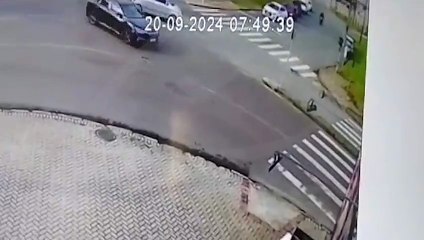 Câmera flagrou acidente entre carro e ônibus na canaleta do Pinheirinho