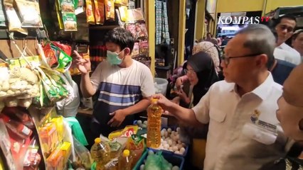 Mendag Zulkifli Hasan ke Pasar Soponyono Surabaya Bagikan Sembako untuk Warga