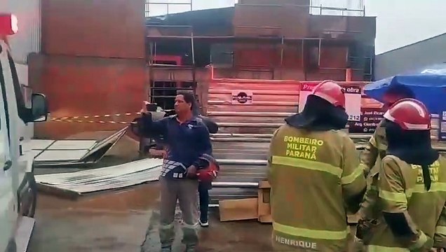 Trabalhadores ficam feridos após caírem de andaime em obra no Centro de Umuarama 2