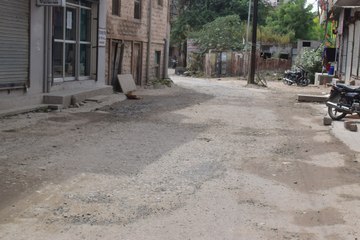 जर्जर हुई सडक़ों के साथ गड्ढे फैला रहे शहर में हडिडय़ों के दर्द के बीमार
