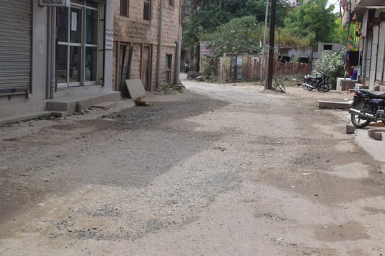जर्जर हुई सडक़ों के साथ गड्ढे फैला रहे शहर में हडिडय़ों के दर्द के बीमार