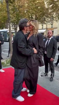Marc Lavoine un peu collant avec Adriana Karembeu