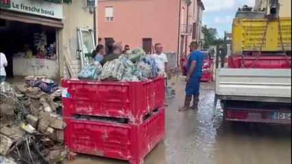 Tải video: Negozi devastati dall'alluvione a Lugo