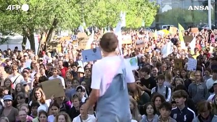 Clima: Fridays for Future, migliaia di persone sfilano a Berlino