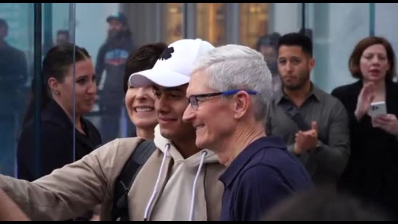 Al via vendita Iphone16, il ceo Tim Cook all'Apple Store a Manhattan