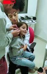 Menina de 6 anos escuta pela 1ª vez após receber aparelho auditivo