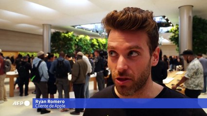 Clientes de Apple muestran su emoción durante la salida al mercado de los iPhone 16