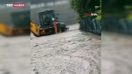 Trabzon'da dere taştı, o anlar kameraya böyle yansıdı