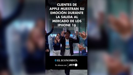 Clientes de Apple muestran su emoción durante la salida al mercado de los iPhone 16