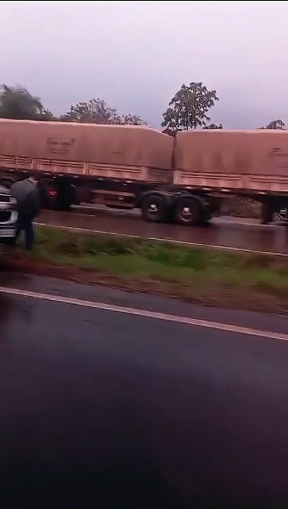 Caminhão tomba sobre SW4 e mata motorista na BR-163; o acidente ocorreu nesta tarde