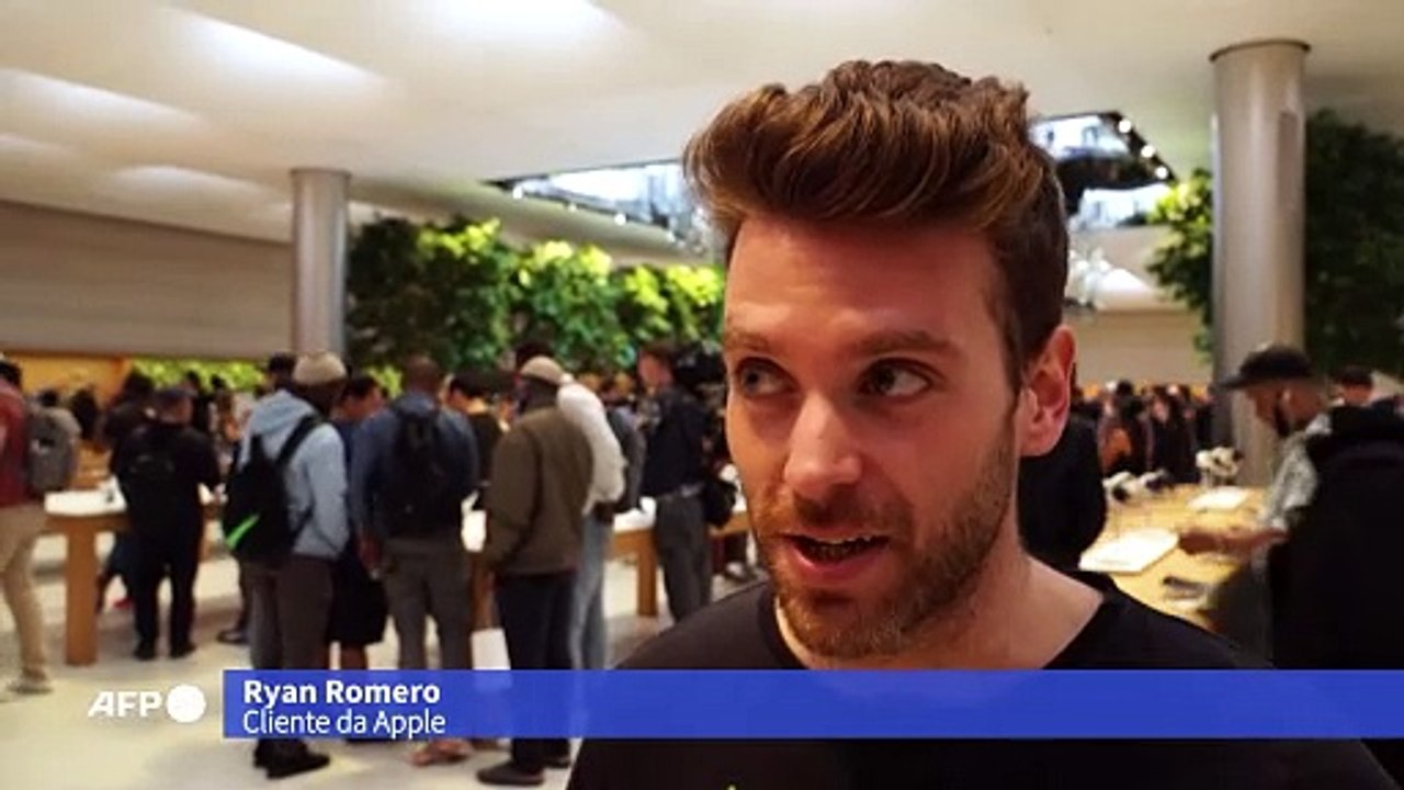 Clientes animados e longas filas marcam o lançamento do iPhone 16