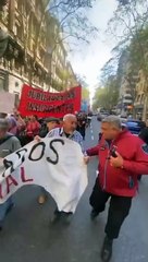 Jubilados marchan a Plaza de Mayo contra el ajuste de Milei