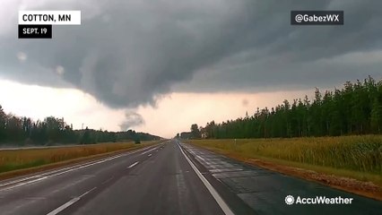 Скачать видео: Severe storms strike the Upper Midwest with tornadoes and lightning