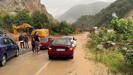 Trabzon'da 3 ilçe sağanağa teslim! Yollar göle döndü, dereler taştı
