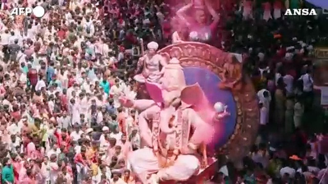 India, giganteschi idoli del dio Ganesh in proc...
